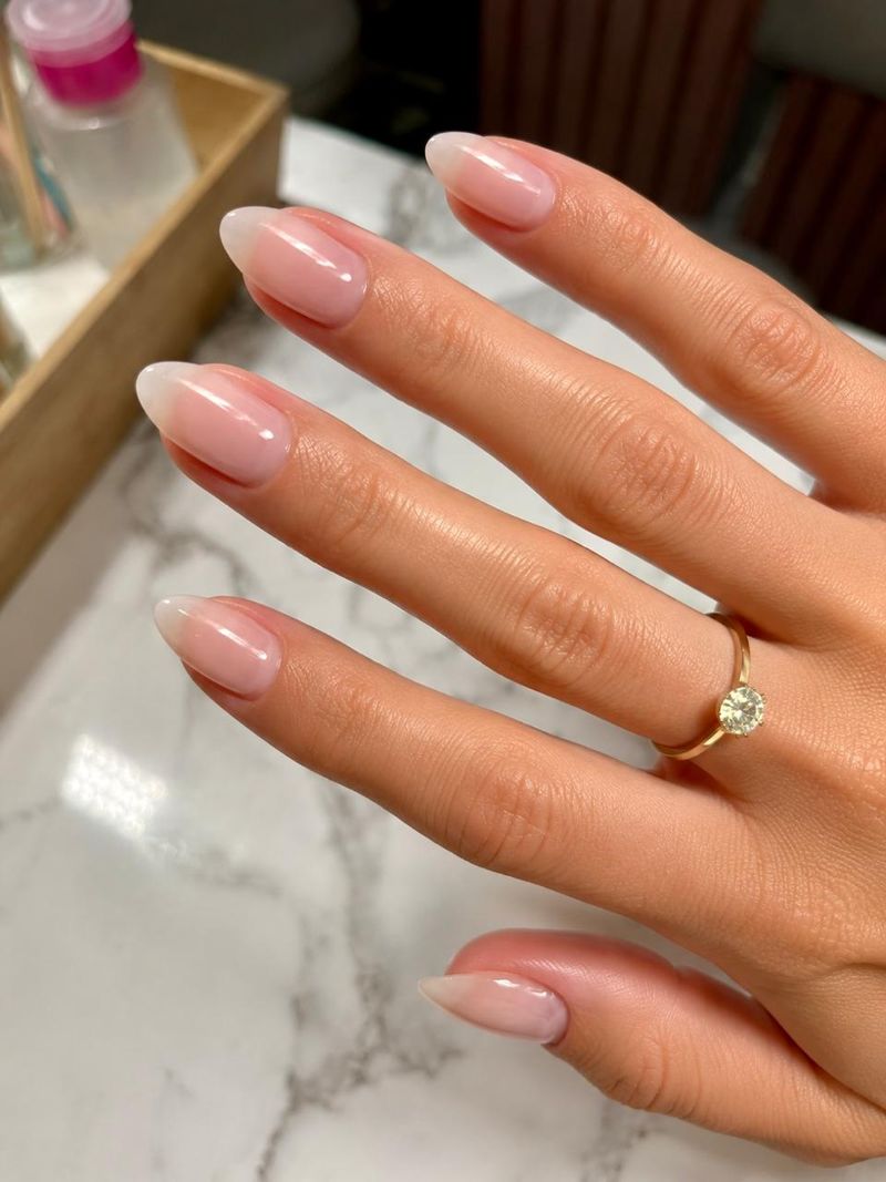 Manucure semi-permanent nude chez NK Nails Bar Guéliz